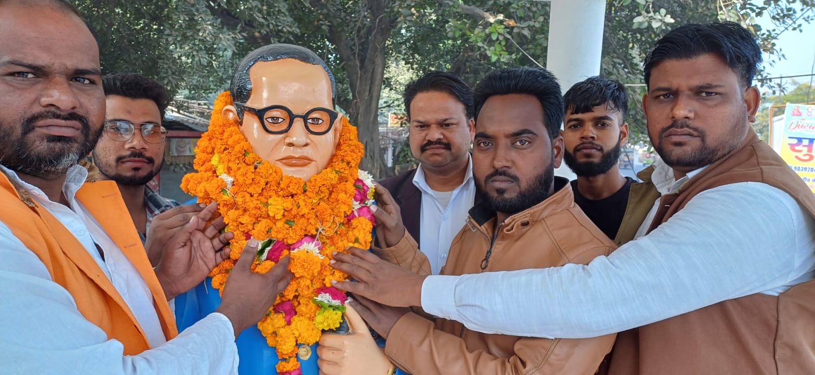 फर्रुखाबाद: आजाद समाज पार्टी ने संविधान दिवस पर बाबा साहब की प्रतिमा पर फूल अर्पित कर दी श्रद्धांजलि।