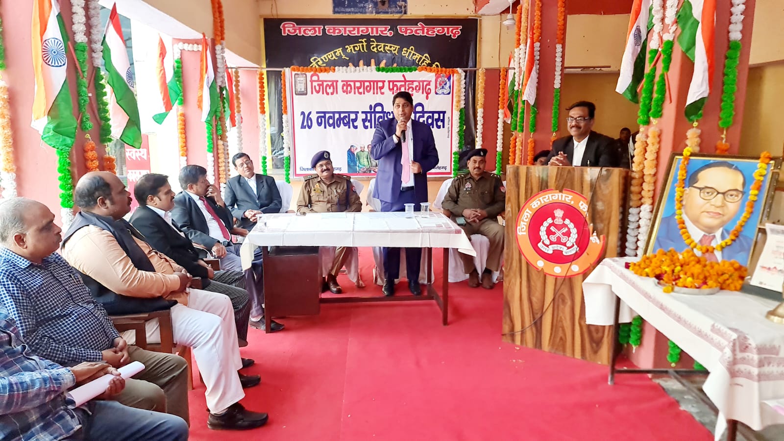 फर्रुखाबाद: संविधान दिवस का आयोजन जेल में सभी स्टाफ और बंदियों के मध्य बड़े ही धूमधाम से मनाया गया।