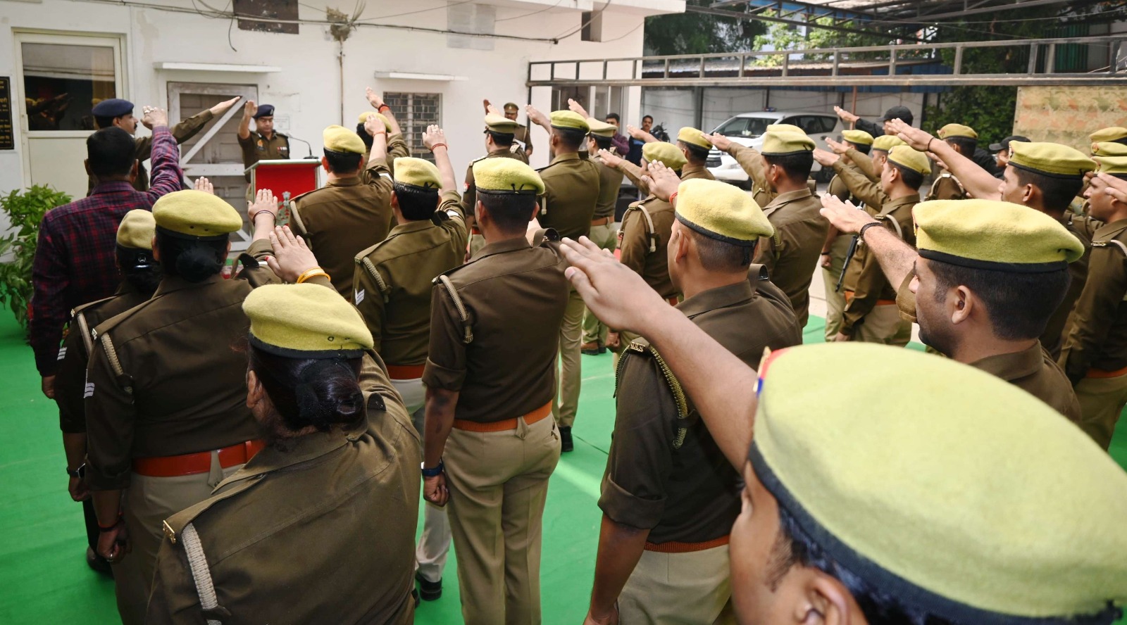 प्रयागराज-संविधान दिवस के अवसर पर पुलिस आयुक्त द्वारा कैम्प कार्यालय में नियुक्त पुलिस अधिकारी/कर्मचारियों को शपथ दिलाई गई।