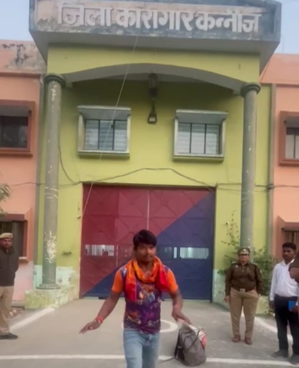 कन्नौज ; जिला जेल से रिहा होते ही बंदी ने गेट के बाहर किया डांस बजाई ताली