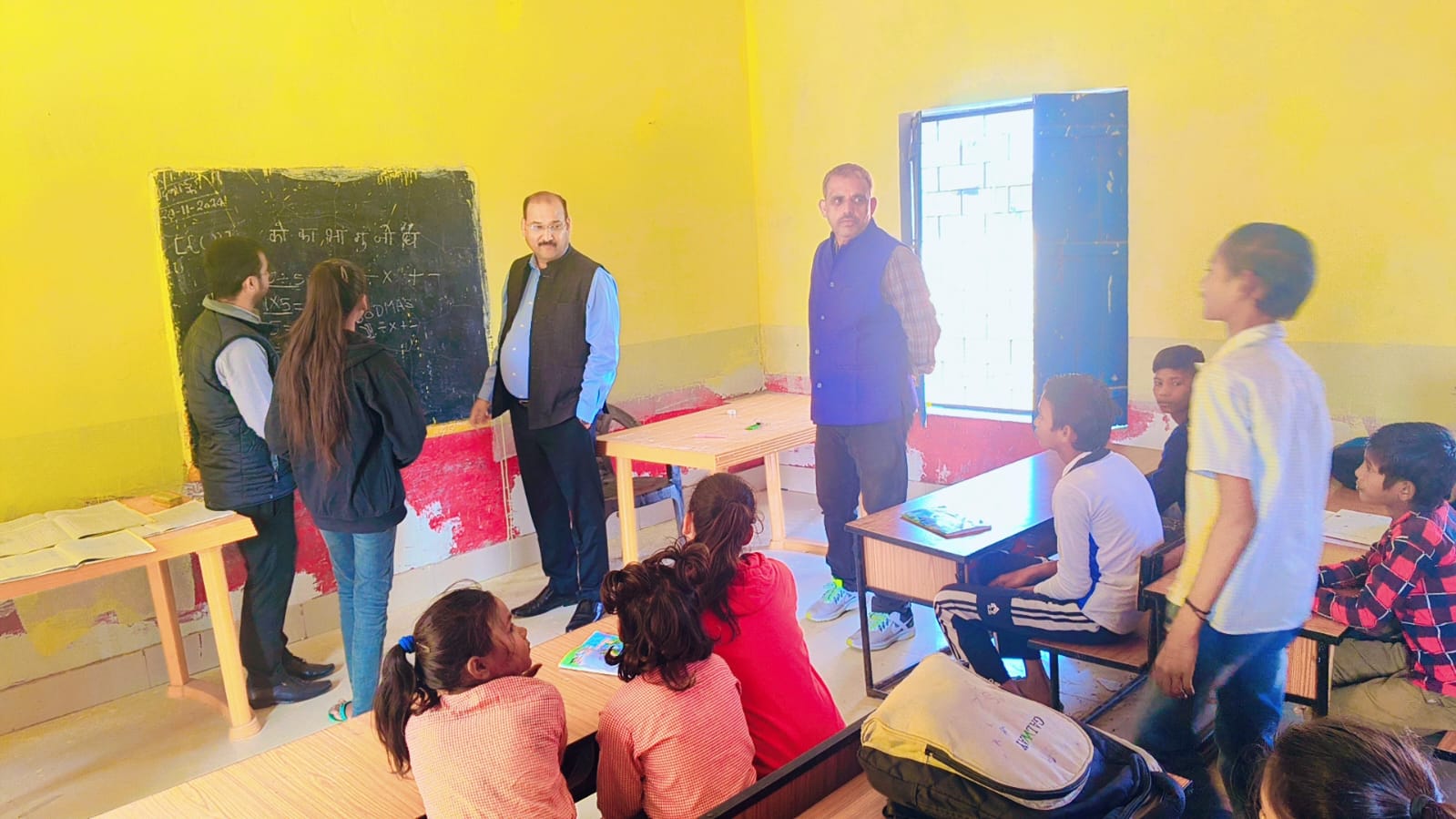 फर्रुखाबाद: जिलाधिकारी ने संविलियन प्राथमिक विद्यालय अलावलपुर का किया औचक निरीक्षण