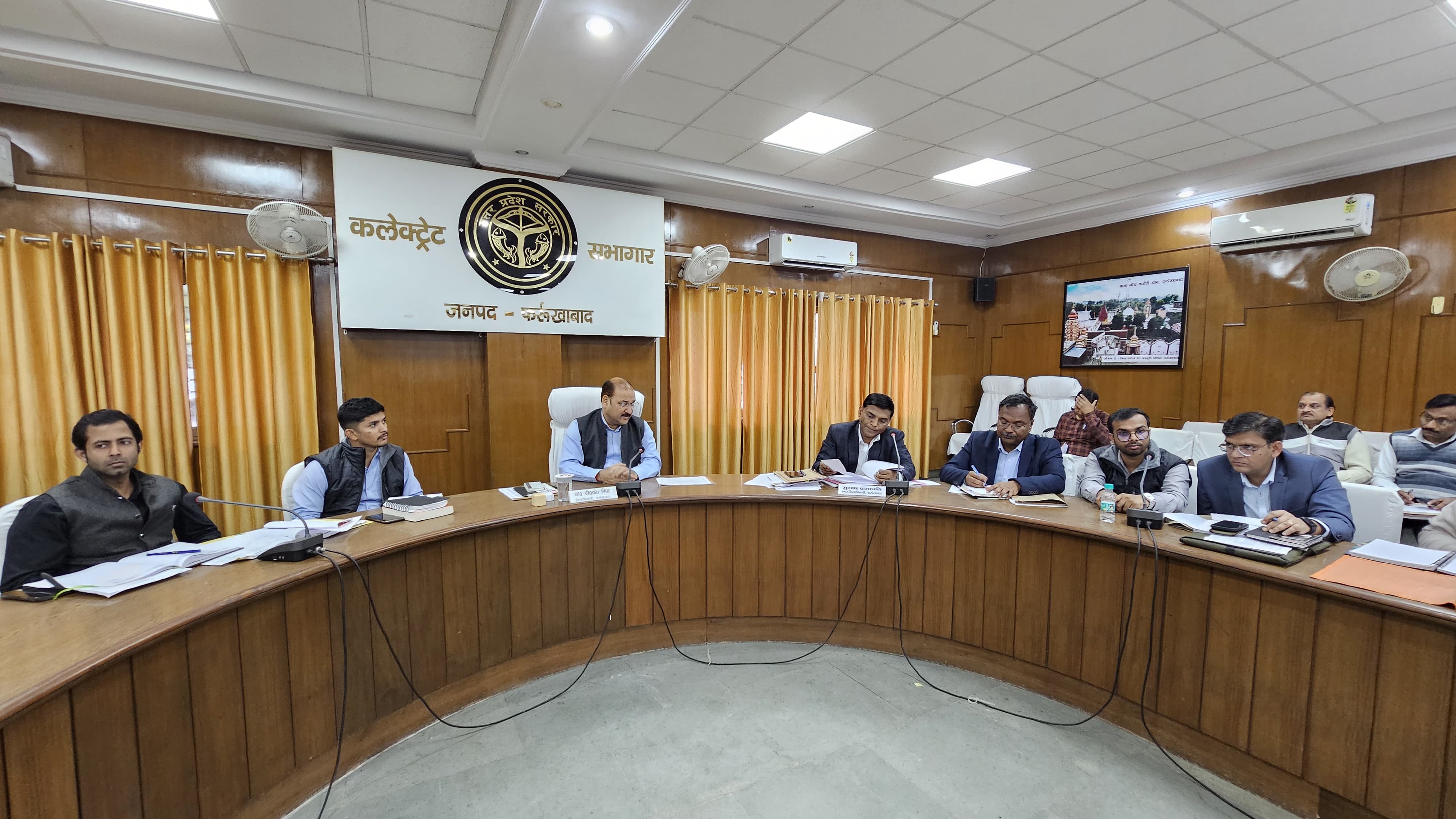 फर्रुखाबाद: डीएम ने शहर के प्रमुख मार्गों पर सीएम के नेतृत्व में अतिक्रमण अभियान चलाने के दिए निर्देश