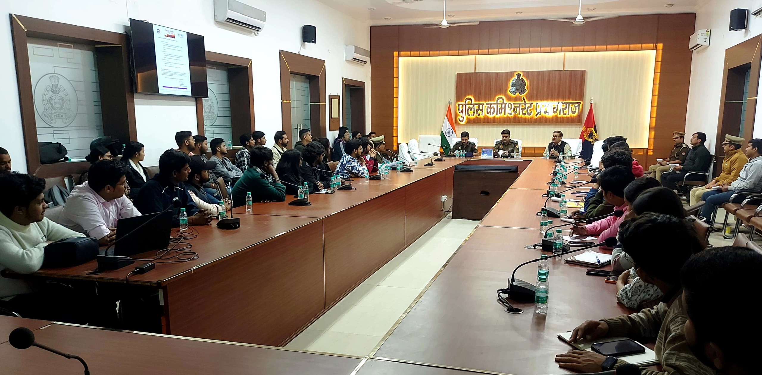 प्रयागराज : महाकुम्भ 2025 के सकुशल एवं सुरक्षित आयोजन के दृष्टिगत को श्रद्धालुओं के आवागमन को अधिक सुविधाजनक बनाने हेतु गोष्ठी की गयी जिसमें निम्न बिन्दुओं पर प्रमुखता से चर्चा की गयी।