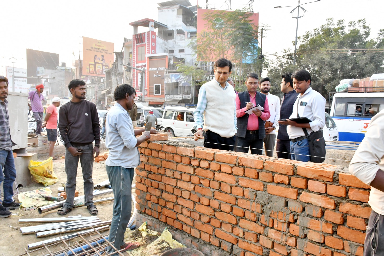 प्रयागराज-महाकुंभ 2025 के दृष्टिगत कार्यों की प्रगति समीक्षा की जिसके अंतर्गत कॉन्ट्रैक्ट की सीमा पूरी हो जाने के पश्चात् भी कार्यों की प्रगति धीमी पाई गई।