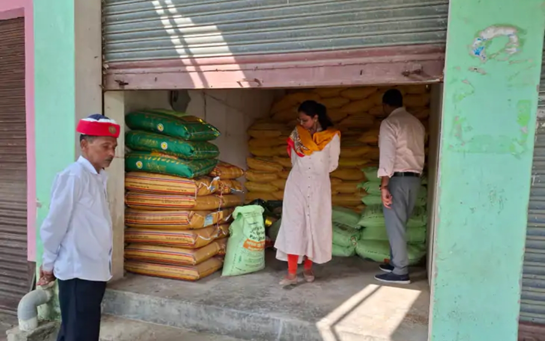 इटावा : नकली खाद बेचने की सूचना पर एसडीएम, तहसीलदार व जिला कृषि अधिकारी ने की छापेमारी दुकानदार ताला लगाकर गायब ?
