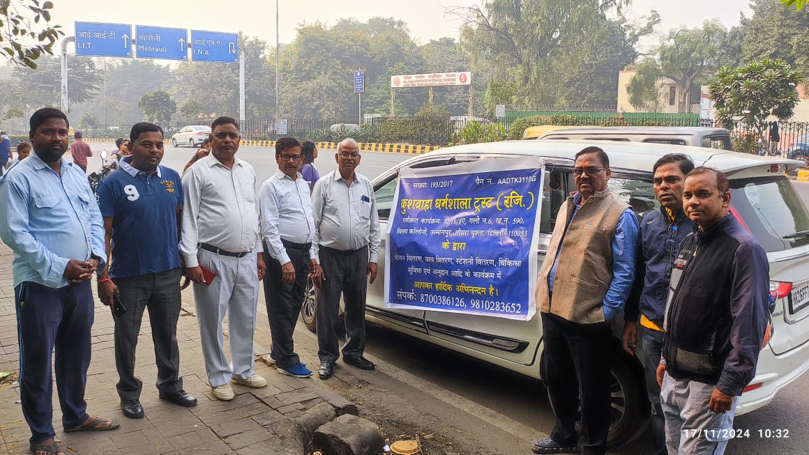 दिल्ली:कुशवाहा धर्मशाला ट्रस्ट के कार्यकर्ताओं ने एम्स के बाहर भोजन वितरित किया
