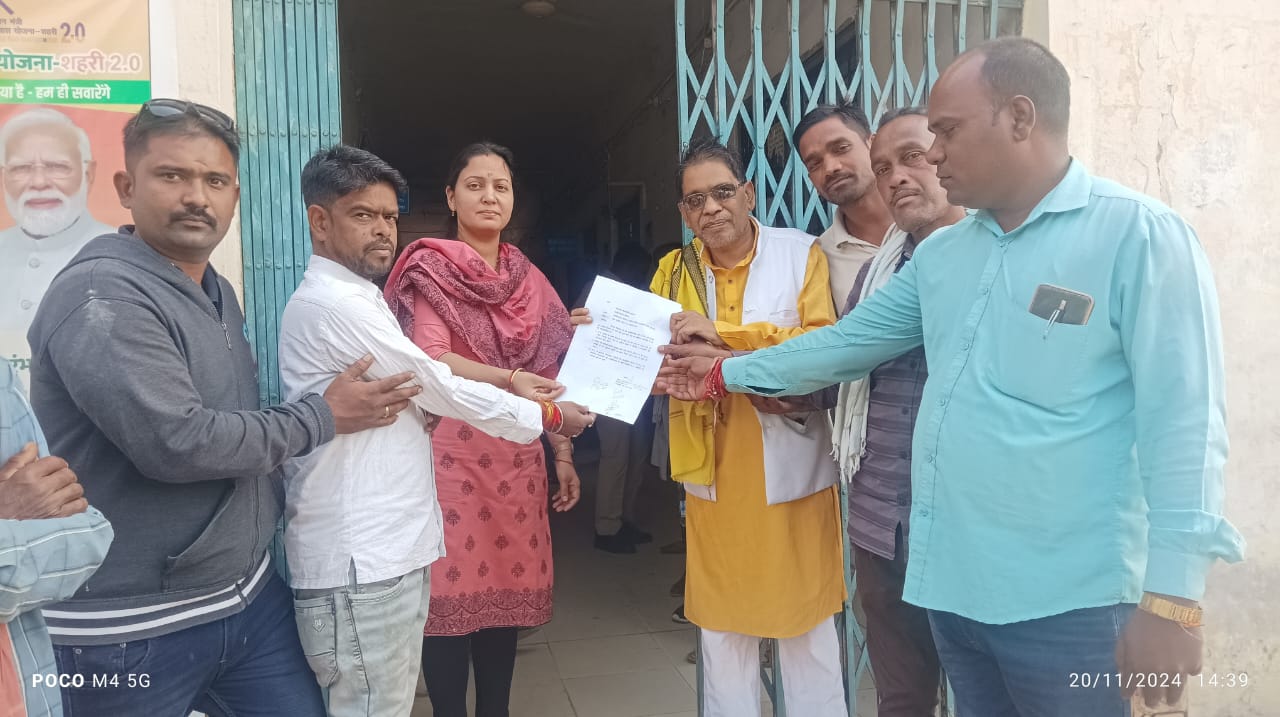 जांजगीर :कांग्रेसियों ने सभी शासकीय रिक्त पदों को भरने तथा अन्य मुद्दों को लेकर राज्यपाल के नाम से सौंपा विज्ञापन