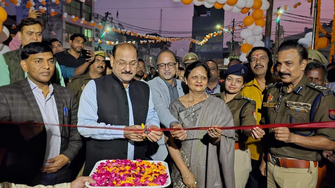 फर्रुखाबाद: ट्राफिक सिग्नल लाइट का जिलाधिकारी ने फीता काटकर किया शुभारंभ