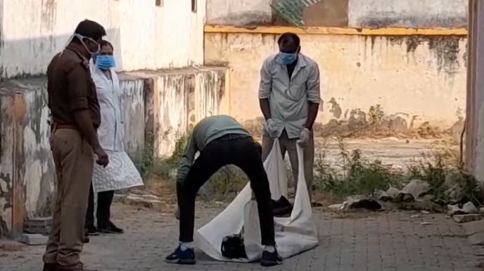 मैनपुरी - अज्ञात महिला के शव के साथ स्वास्थ्य विभाग की लापरवाही ?