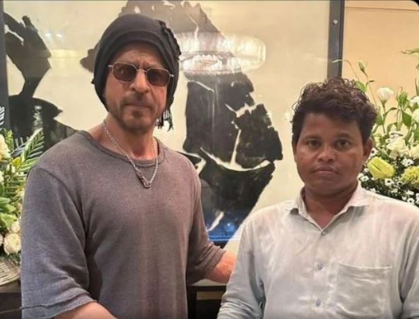 शाहरुख खान ने बर्थडे के 1 दिन बाद फैन का सपना किया पूरा, 95 दिनों से 'मन्नत' के बाहर कर रहा था इंतजार ?
