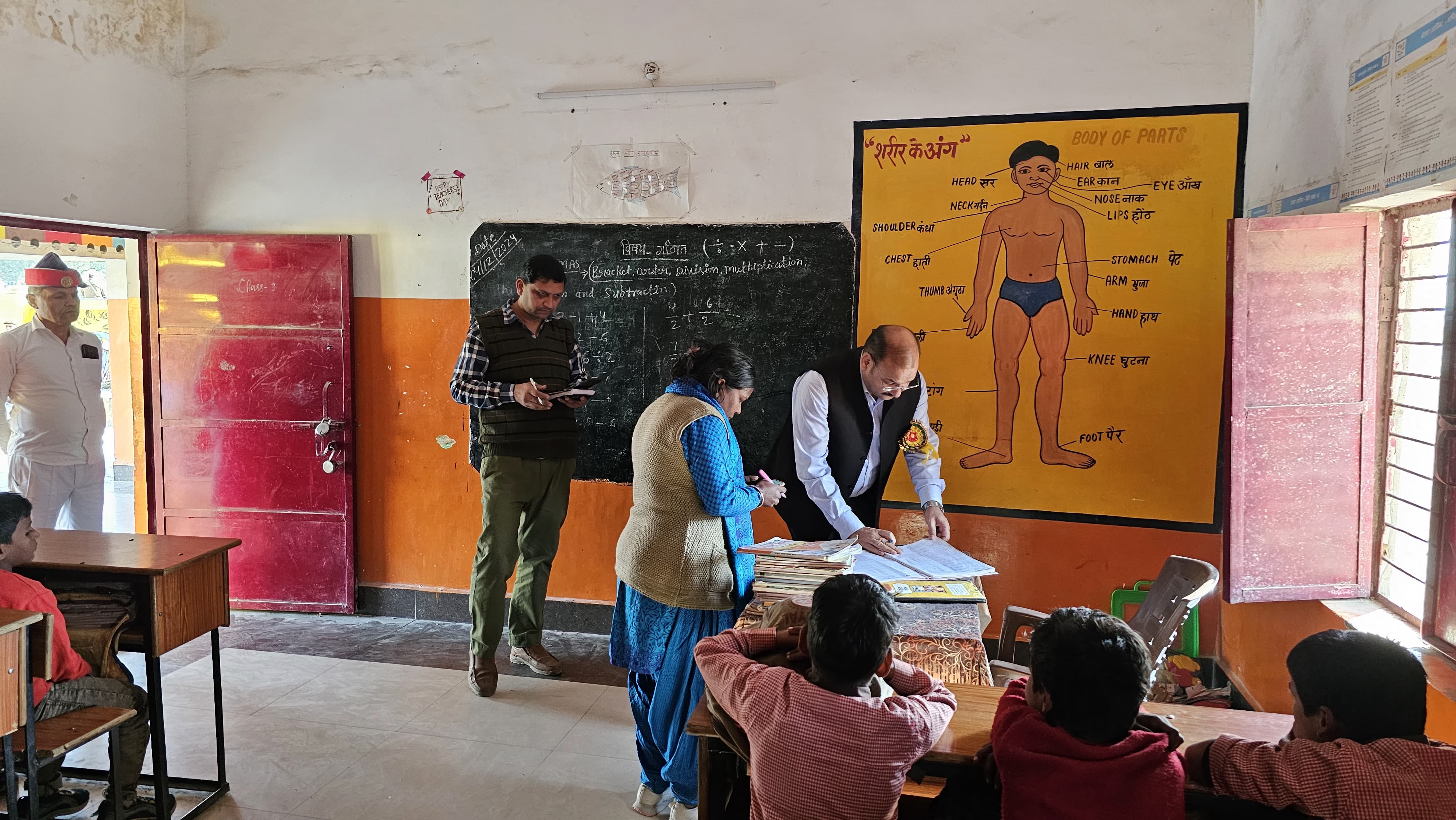 फर्रुखाबाद: जिलाधिकारी ने इंग्लिश मीडियम प्राइमरी स्कूल सकवाई का किया औचक निरीक्षण