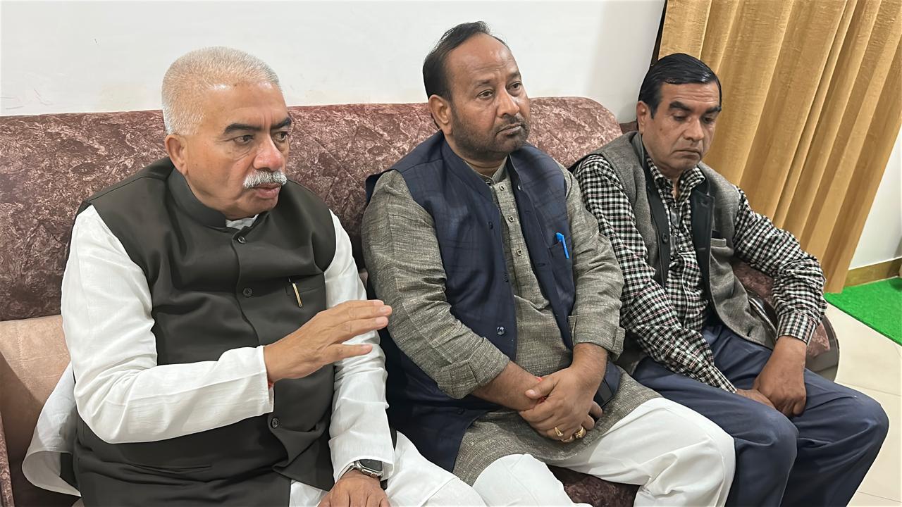 फर्रुखाबाद: पीडब्ल्यूडी गेस्ट हाउस पहुंचे प्रदेश सरकार के मंत्री राकेश सचान कार्यकर्ताओं एवं मीडिया बंधुओ से की मुलाकात ?