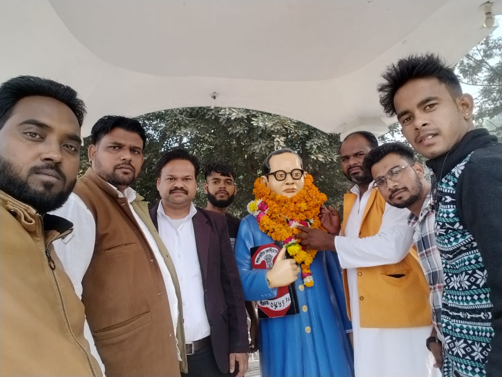 फर्रुखाबाद: भारत रत्न डॉ भीमराव अंबेडकर के 69वें परिनिर्वाण दिवस पर आजाद समाज पार्टी ने श्रद्धांजलि अर्पितकर किया नमन।