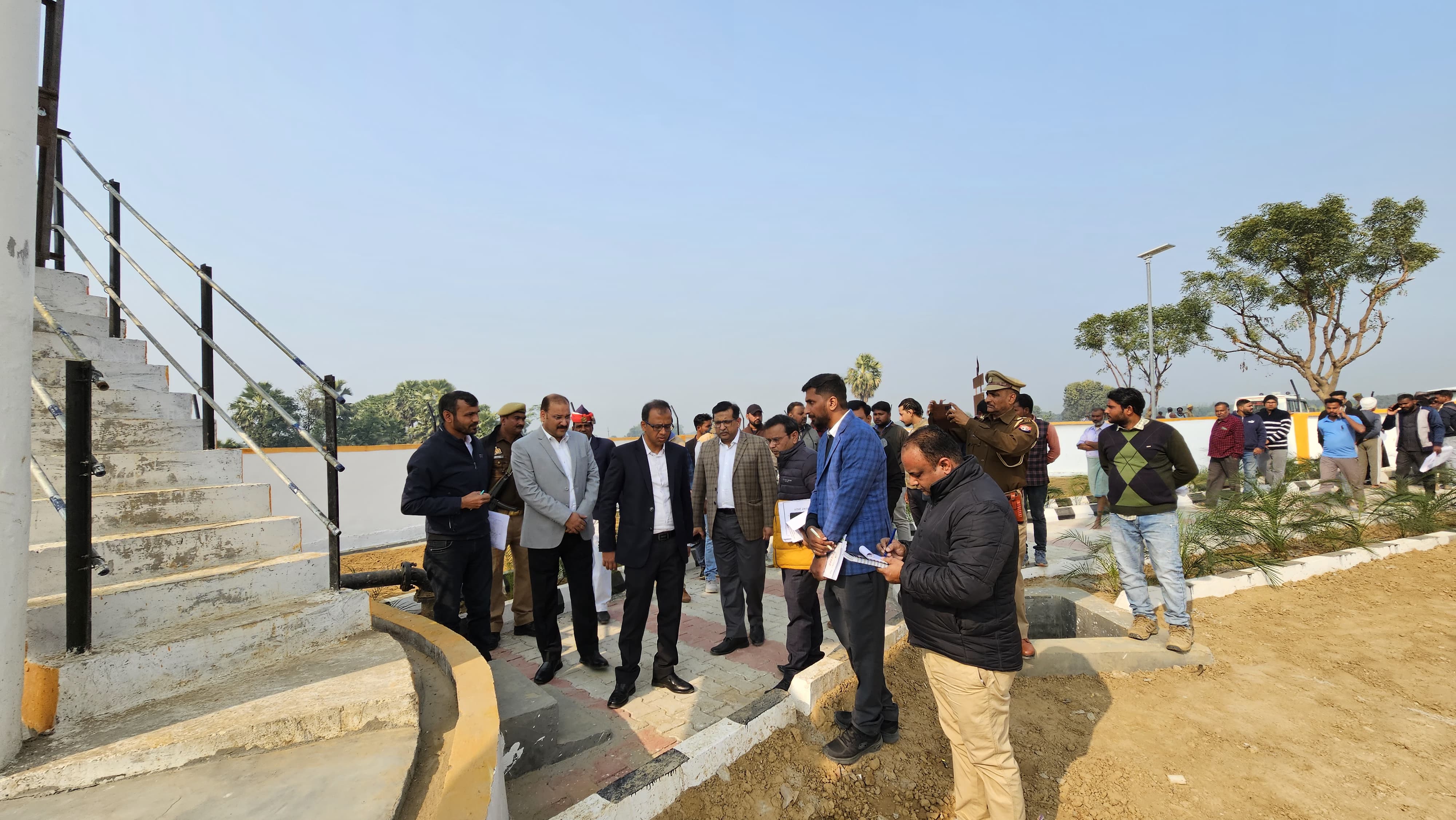 फर्रुखाबाद: मंडलायुक्त ने निर्माणाधीन भूलनपुर चिरपुरा पेयजल योजना व सिचाई विभाग के कार्यालय का किया निरीक्षण