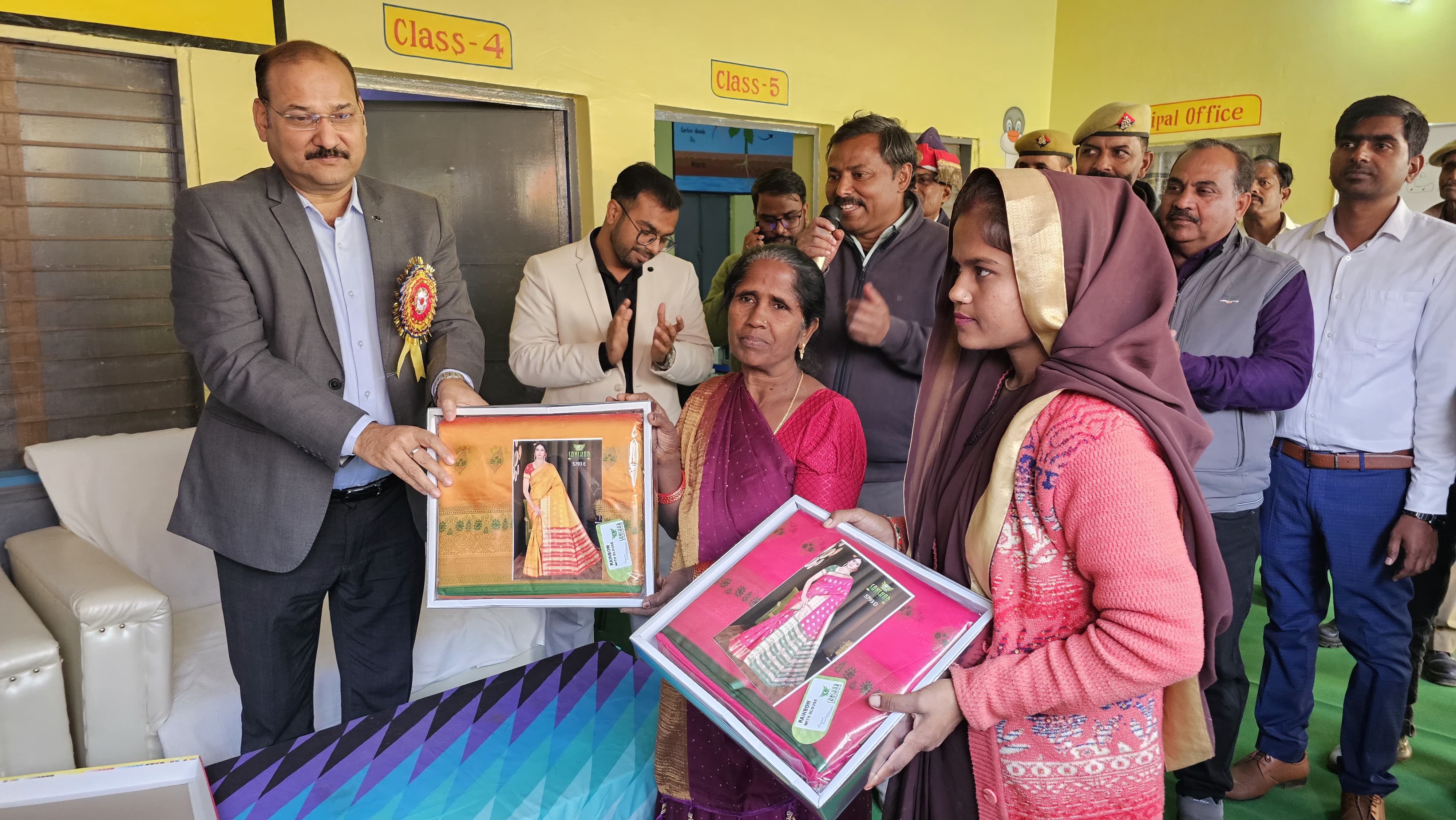 फर्रुखाबाद:जिलाधिकारी ने प्रा0 विद्यालय पपियापुर में नवनिर्मित रसोईघर का उदघाटन व नवीनीकृत किये गये विद्यालय का किया निरीक्षण