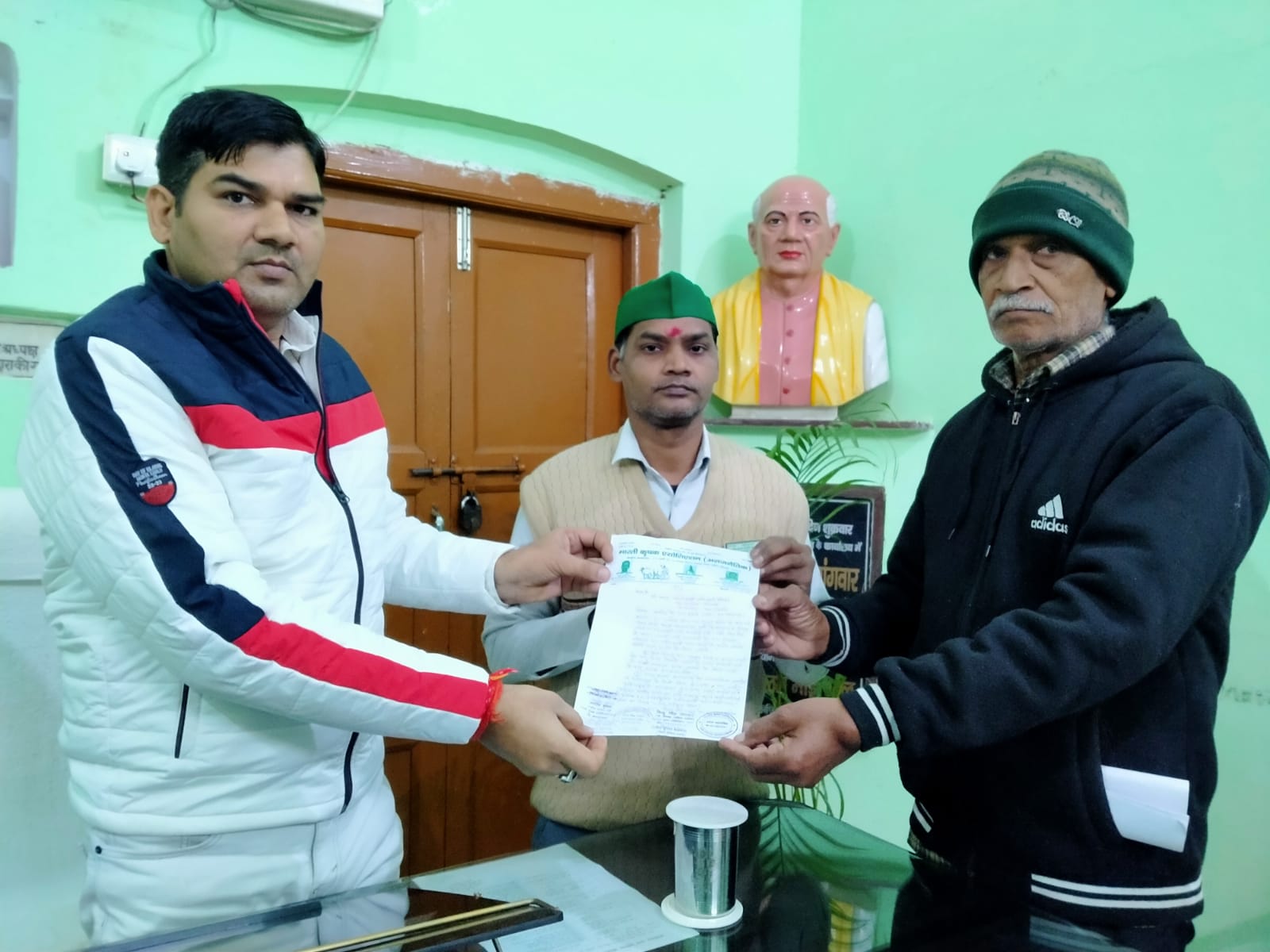 फर्रुखाबाद:भारतीय कृषक एसोसिएशन ने जनहित में जनसमस्याओं को लेकर तीन सूत्रीय ज्ञापन नगरपालिका कायमगंज में अधिशासी अधिकारी को सौंपा।