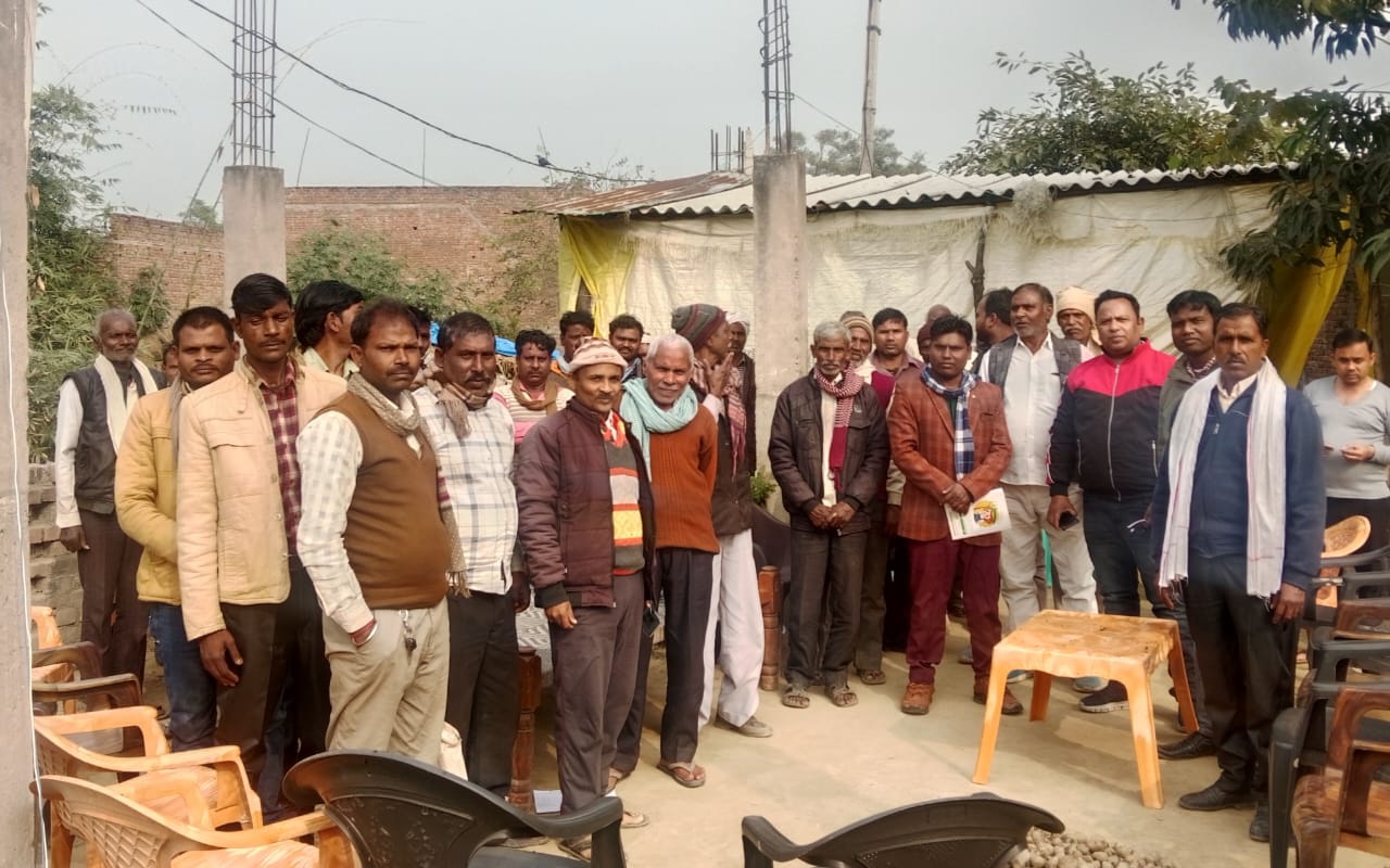 फर्रुखाबाद:जन अधिकार पार्टी संस्थापक के निर्देशन में चलो गांव की ओर कार्यक्रम में मैजूद पदाधिकारी व सदस्यगण।
