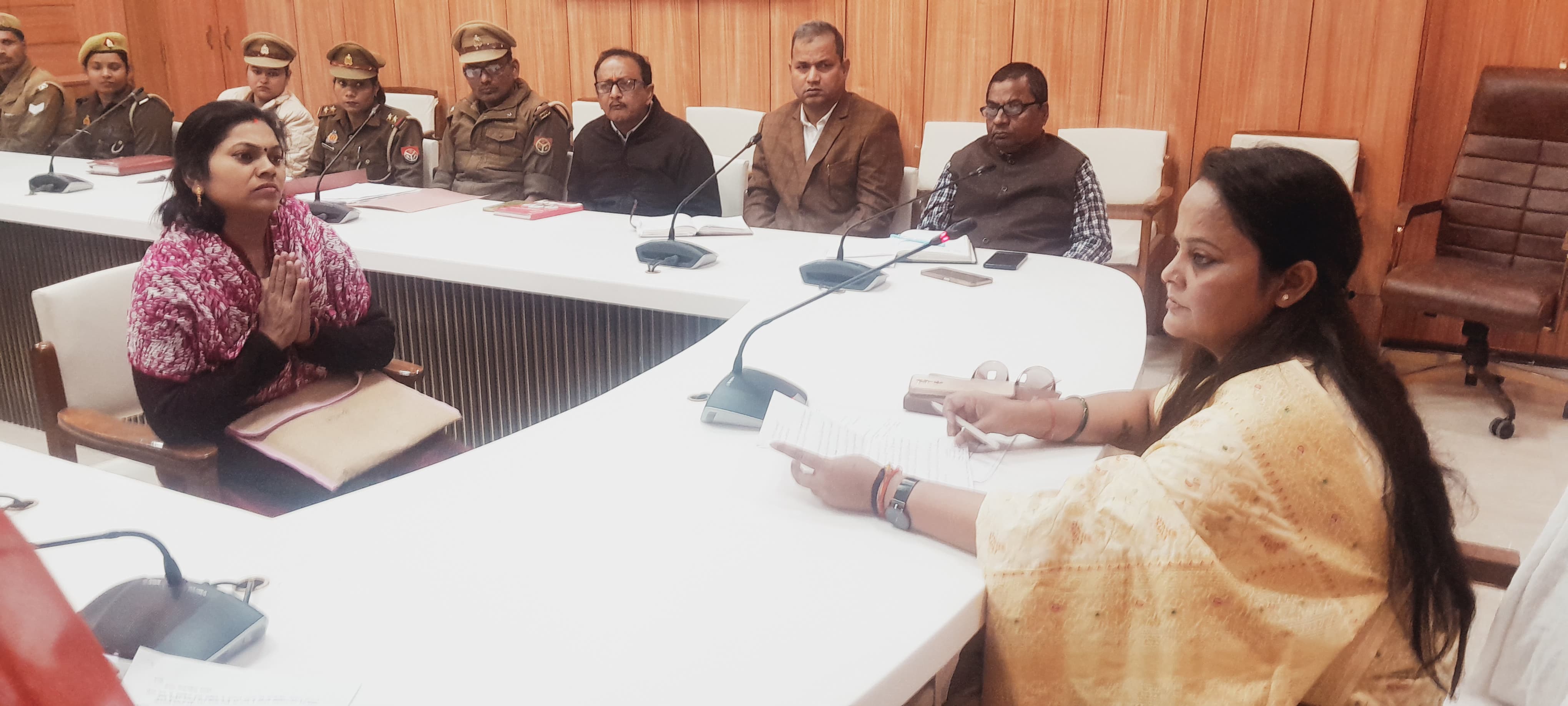 प्रयागराज- महिला आयोग की सदस्या ने महिला जनसुनवाई में सुनी पीड़ित महिलाओं की समस्यायें