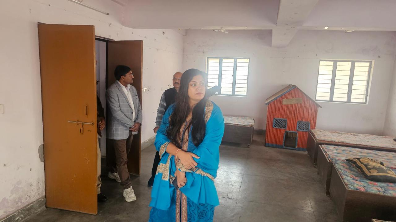 कासगंज -:जिला अधिकारी मेधारूपम ने नावल्टी सिनेमा पर स्थित ग्रह  शेल्टर होम का किया निरीक्षण  संबंधित कर्मचारियों को दिए  निर्देश