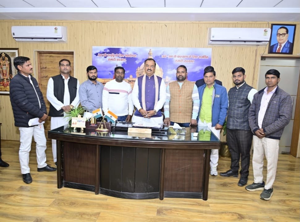 कासगंज: राष्ट्रीय लोक दल समीम अहमद अल्वी के नेतृत्व में एक जत्था लखनऊ उप मुख्यमंत्री केशव प्रसाद मौर्य से जनपद की समस्याओं को लकर मिला