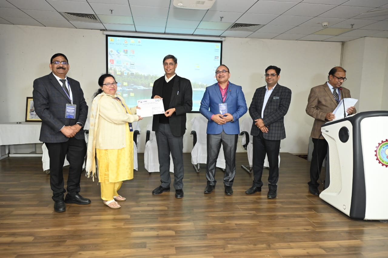 प्रयागराज-विकसित भारत की ओर एक परिकल्पित मार्गदर्शन“ के समापन समारोह में उत्तर प्रदेश के विज्ञान एवं प्रौद्योगिकी विभाग के प्रमुख सचिव, पंधारी यादव ने मुख्य अतिथि के रूप में संबोधन किया।