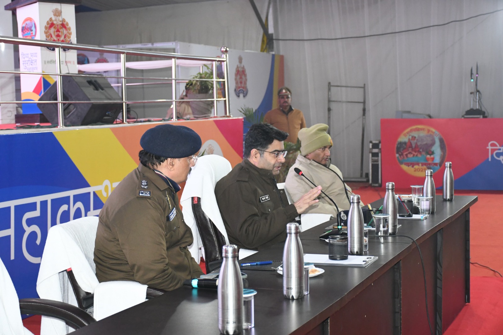 प्रयागराज- महाकुम्भ-2025 के सकुशल एवं सुरक्षित आयोजन के दृष्टिगत  को पुलिस मेले में आये राजपत्रित पुलिस अधिकारीगण के साथ गोष्ठी आयोजित की गयी। जिसमे प्रमुखता से निम्न बिन्दुओं पर चर्चा की गयी