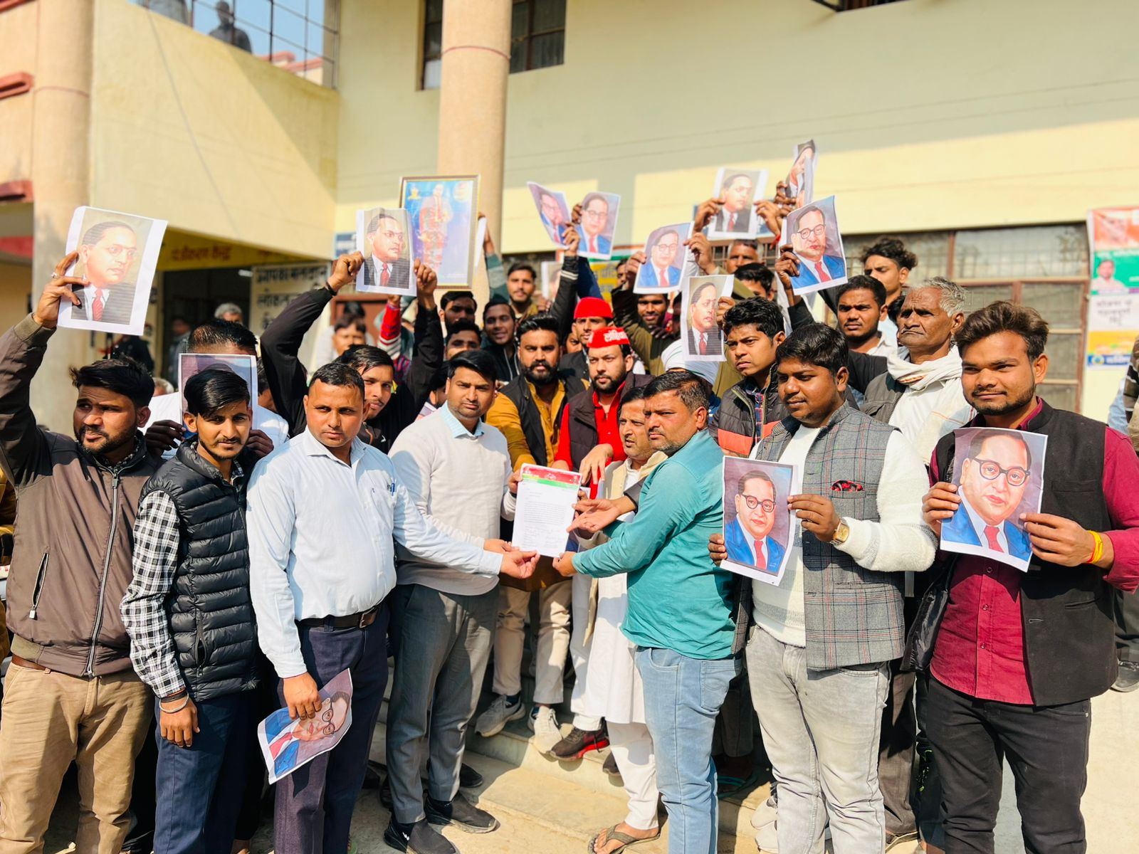 कासगंज :समाजवादी पार्टी के नेताओं ने राष्ट्रपति के नाम संबोधित ज्ञापन एसडीएम पटियाली को सौंपा