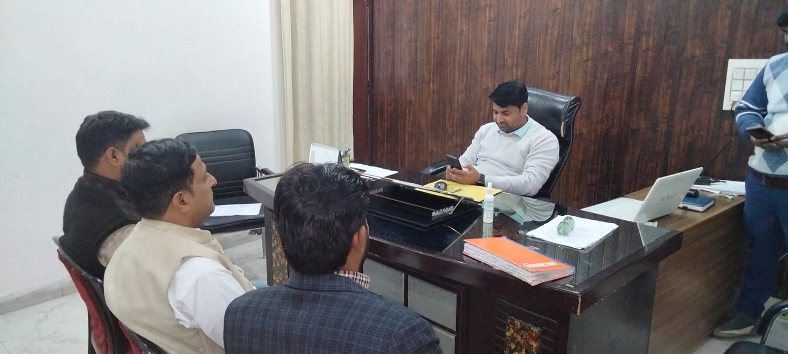 जनपद कासगंज के पटियाली तहसील में उप जिला अधिकारी ने दावे आपत्ति के संबंध में राजनैतिक दलों के साथ मीटिंग आयोजित की