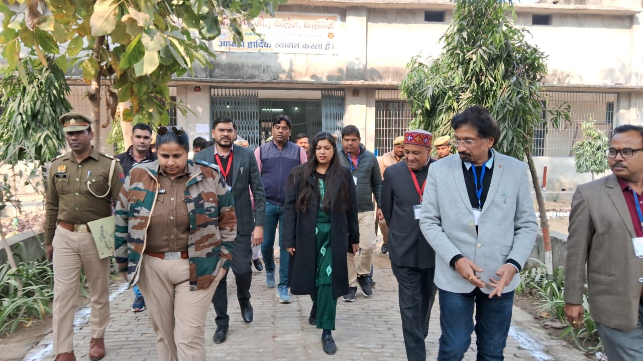 जनपद कासगंज में 8 परीक्षा केंद्रों पर हुई पी सी एस प्रारंभिक परीक्षा जिला अधिकारी और पुलिस अधीक्षक ने कराया शांतिपूर्वक परीक्षा को संपन्न