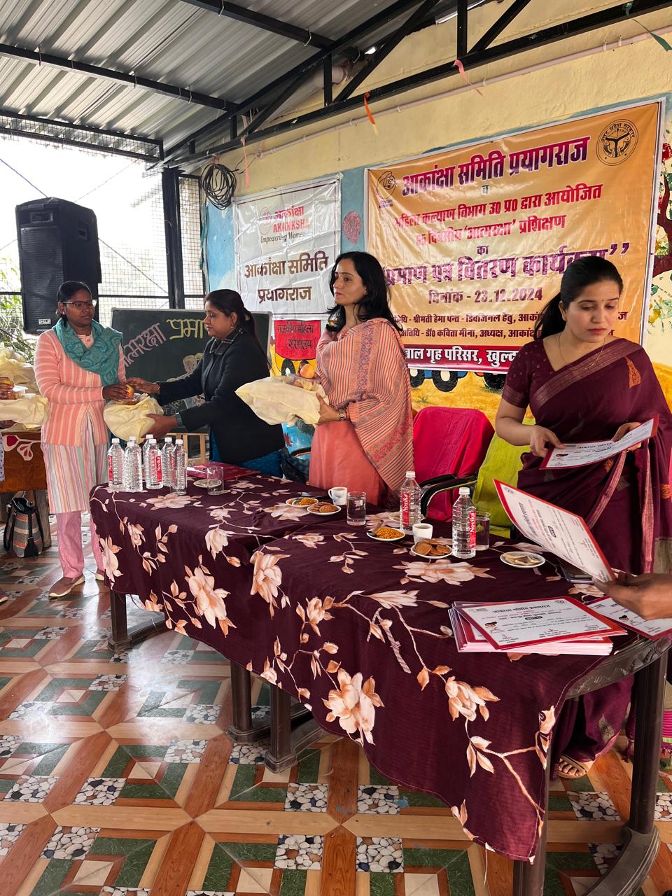 प्रयागराज-आकांक्षा समिति के द्वारा प्रशिक्षण प्राप्त बालिकाओं को प्रमाण पत्र, गर्म वस्त्र व अल्पाहार का किया गया वितरण