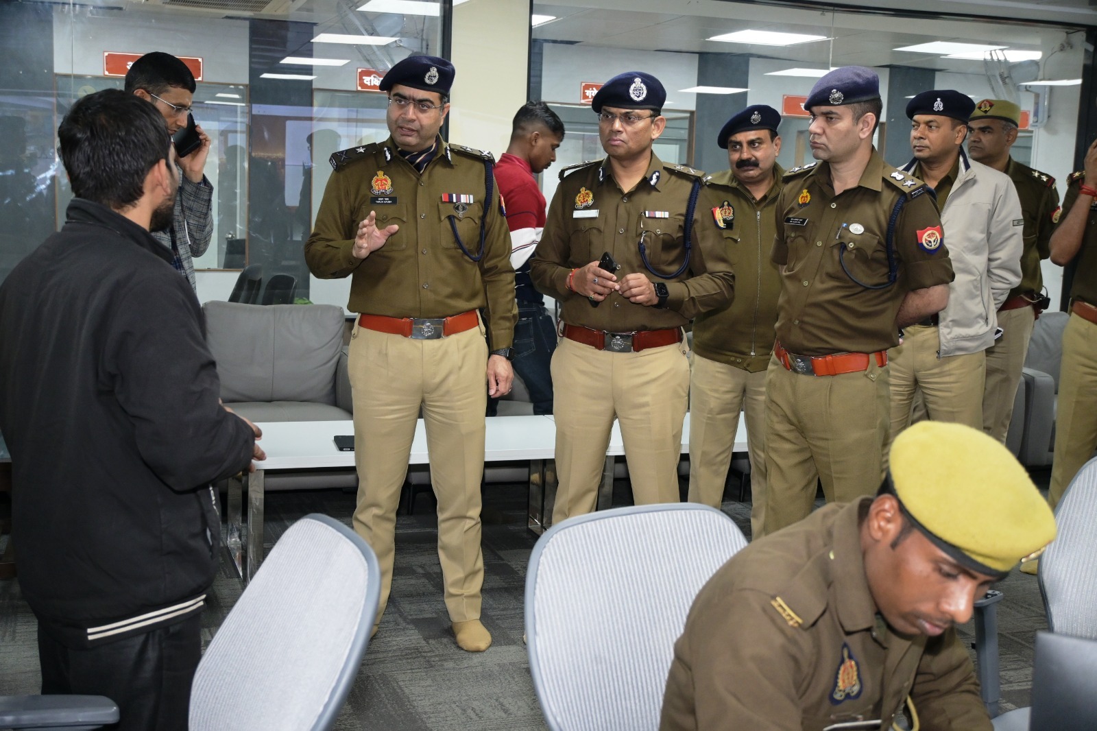 प्रयागराज- आईसीसीसी मेला प्राधिकरण सभागार में उत्तर प्रदेश राज्य आपदा प्रबंधन प्राधिकरण,महाकुम्भ मेला के दृष्टिगत कई प्रकार की आपदा प्रबंधन की तैयारी के सम्बंध में बैठक आयोजित की गई।