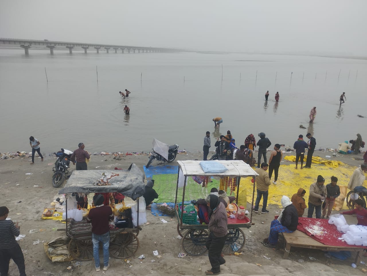 कासगंज:कादरगंज गंगा घाट पर कड़ाके के सर्दी में सोमवती अमावस्या पर हजारों श्रद्धालुओं ने किया स्नान