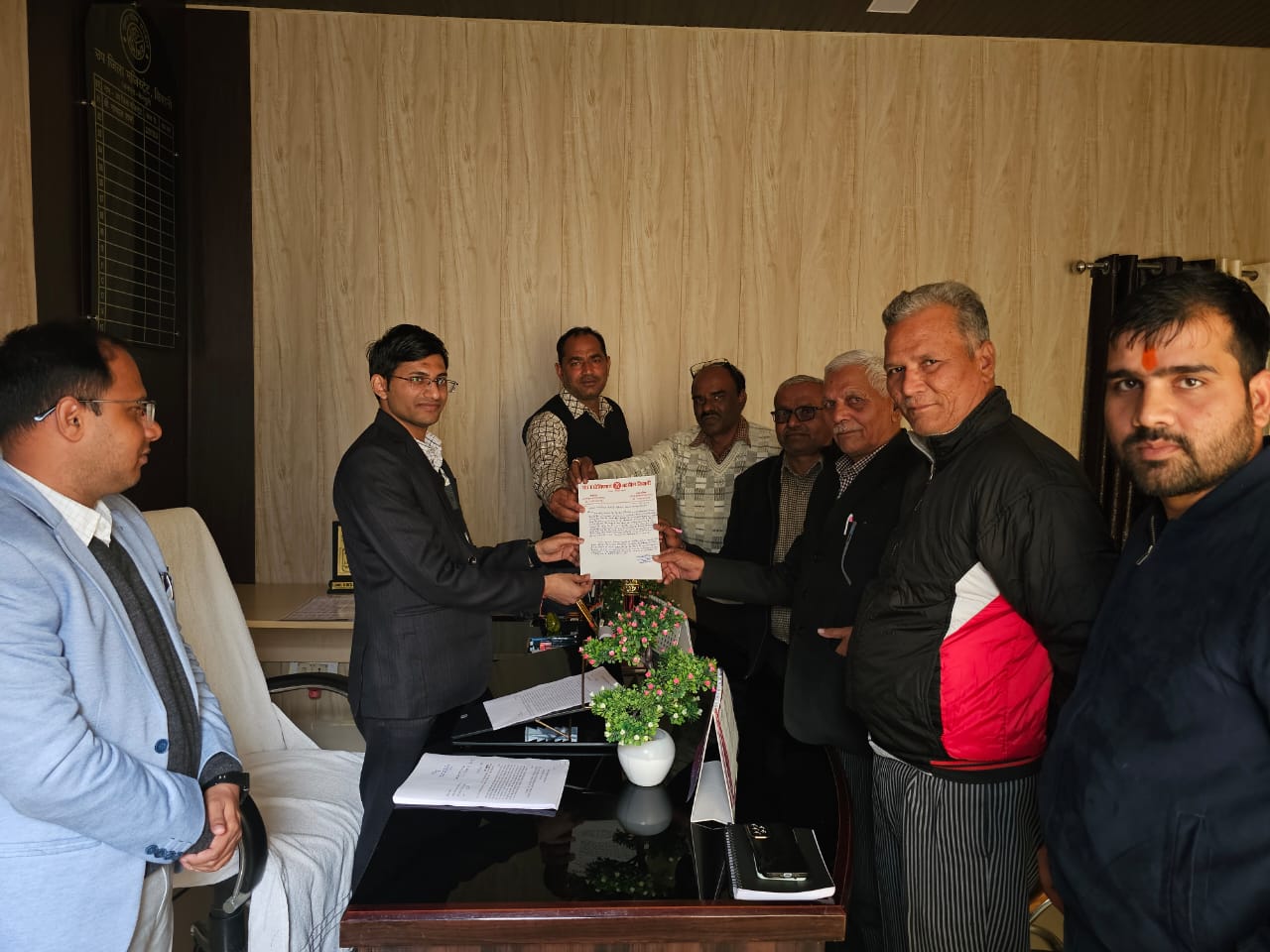 मैनपुरी में तहसील बार एशोसिएशन के अध्यक्ष के नेतृत्व में अधिवक्ताओं ने एसडीएम को सौंपा ज्ञापन ?