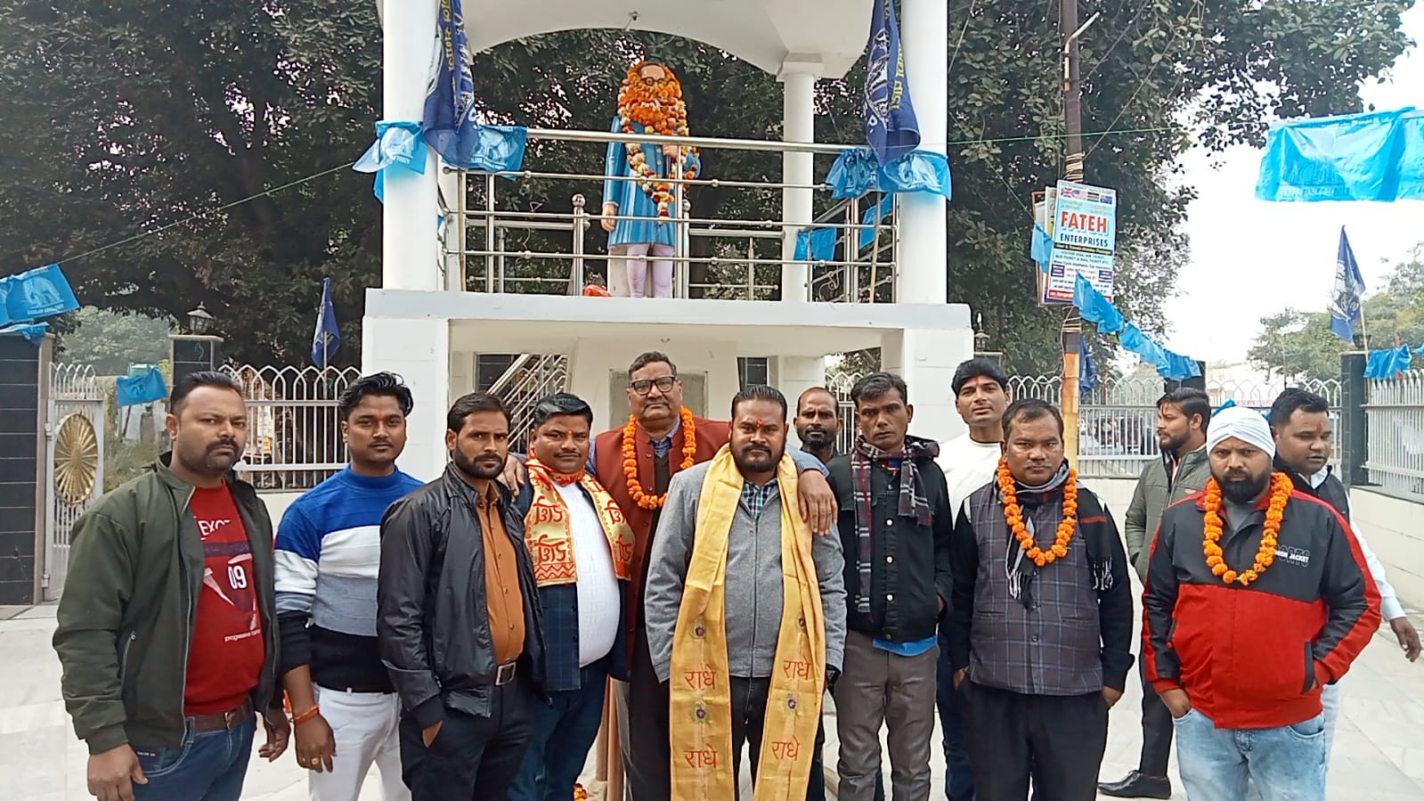 फर्रुखाबाद:सफाई कर्मचारियों ने अंबेडकर जी की प्रतिमा पर माल्यार्पण कर नव वर्ष की शुरुआत