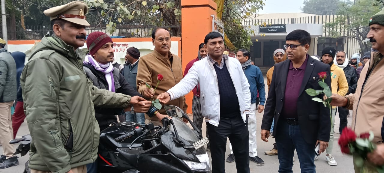 फर्रुखाबाद:सीटबेल्ट एवं हेलमेट लगाने के प्रति किया जागरूक गुलाब का फूल किया भेंट