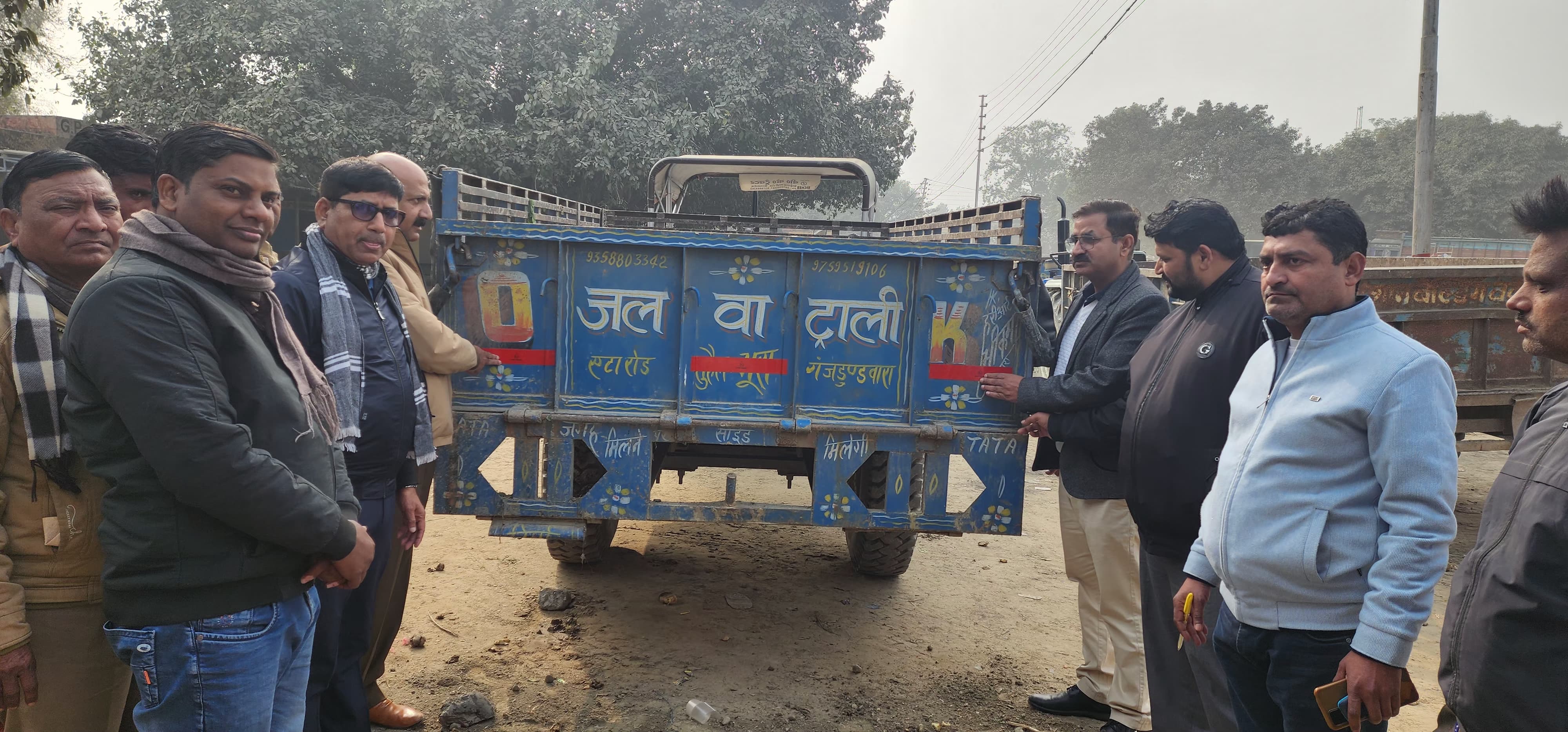 फर्रुखाबाद: ट्रैक्टर-ट्रालियों मेें लगवाये रेट्रो रिफ्लेक्टिव टेप मण्डी में किसानों को सड़क सुरक्षा के प्रति किया जागरूक