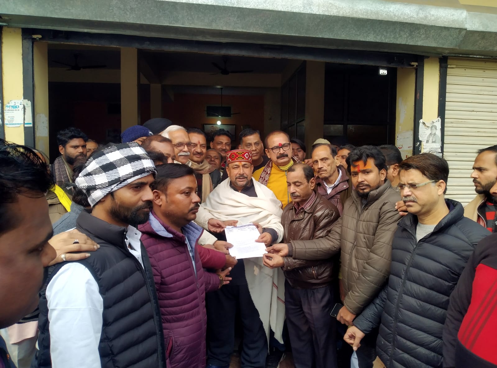 फर्रुखाबाद:नगर उद्योग व्यापार मंडल के नेतृत्व में प्रधानमंत्री को सम्बोधित ज्ञापन सांसद मुकेश राजपूत को ऑनलाइन व्यापार के विरुद्ध दिया।