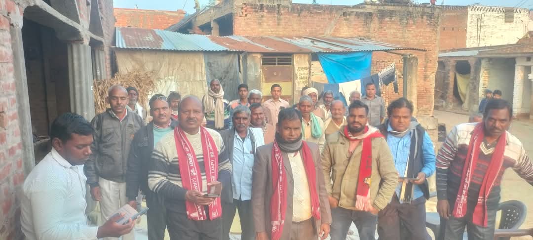 फर्रुखाबाद:जन अधिकार पार्टी के पदाधिकारी ने विधानसभा सदर में चौपाल लगाकर बैठक की।
