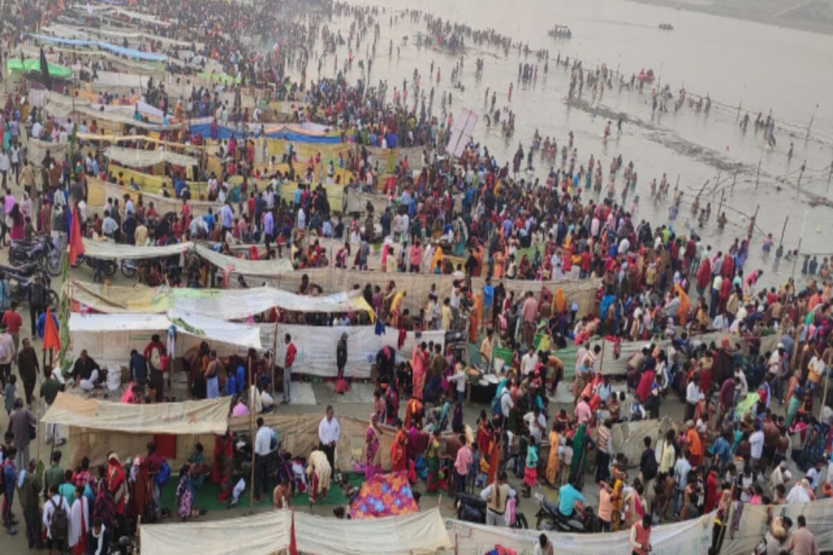 फर्रुखाबाद:भीषण सर्दी तथा घने कोहरे को नजरंदाज कर हजारों श्रद्धालुओं  ने गंगा में लगाई डुबकी ?