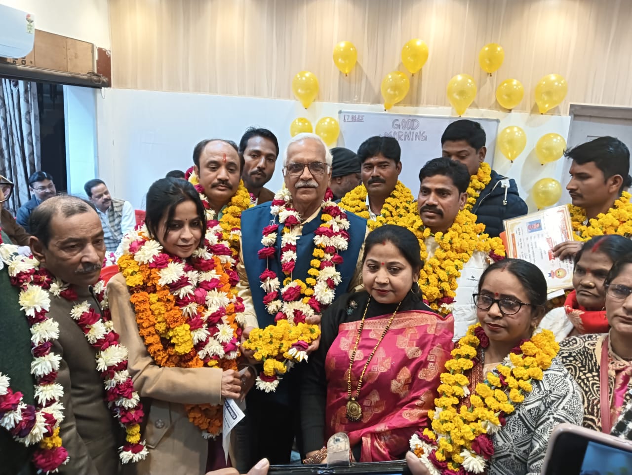 फर्रुखाबाद:साप्ताहिक व्यापार मंडल के अध्यक्ष नितिन गुप्ता व नगर अध्यक्ष प्रीति गुप्ता बनी।