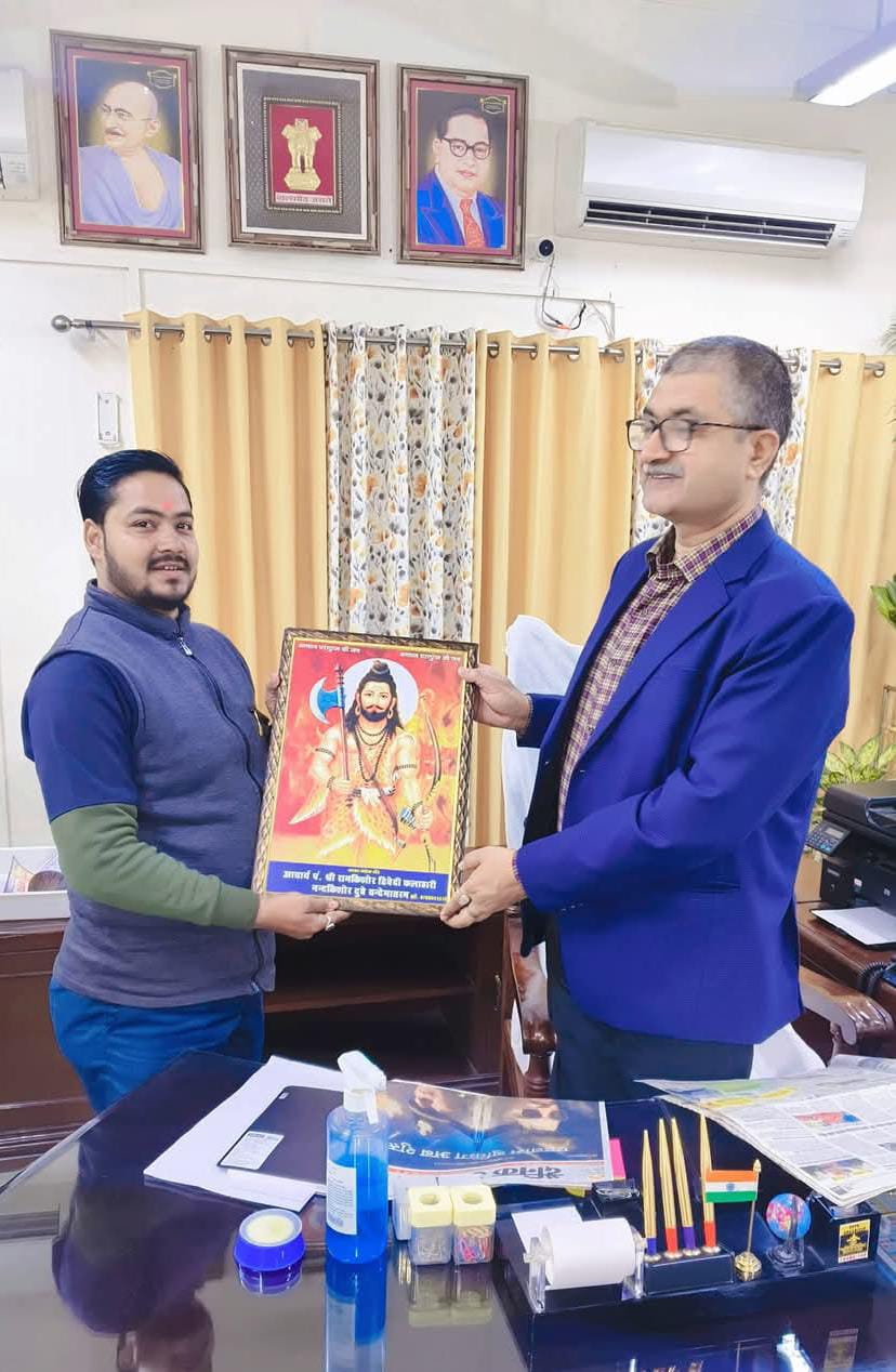 फर्रुखाबाद:नन्दकिशोर दुबे वन्देमातरम ने नवनियुक्त जिलाधिकारी से शिष्टाचार भेंट कर भगवान परशुराम की प्रतिमा भेंट की।