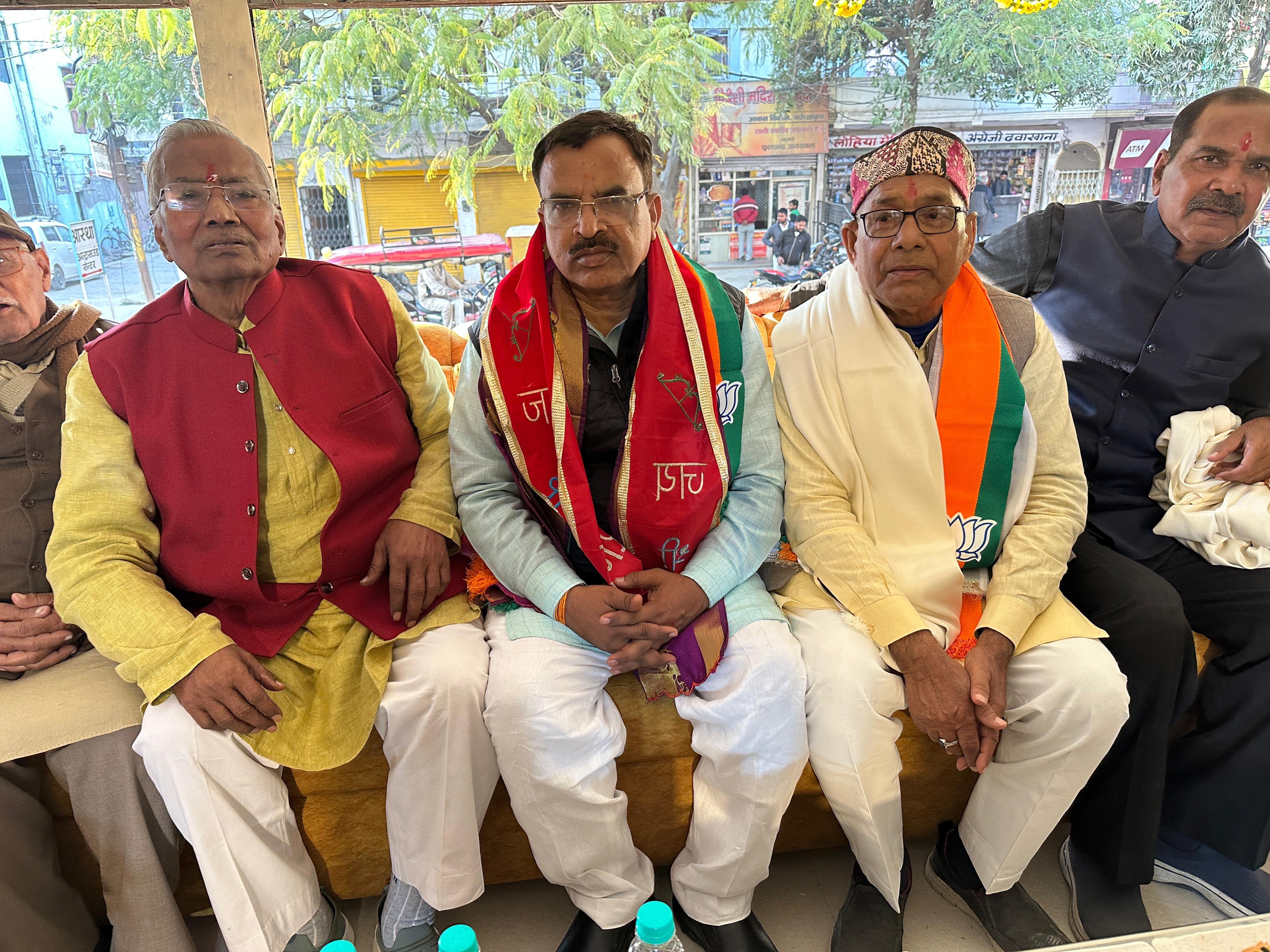 फर्रुखाबाद:भाजपा के वरिष्ठ नेता एवं पूर्व मंत्री एक निजी कार्यक्रम में जनपद पहुंच,कार्यकर्ताओं से की मुलाकात।
