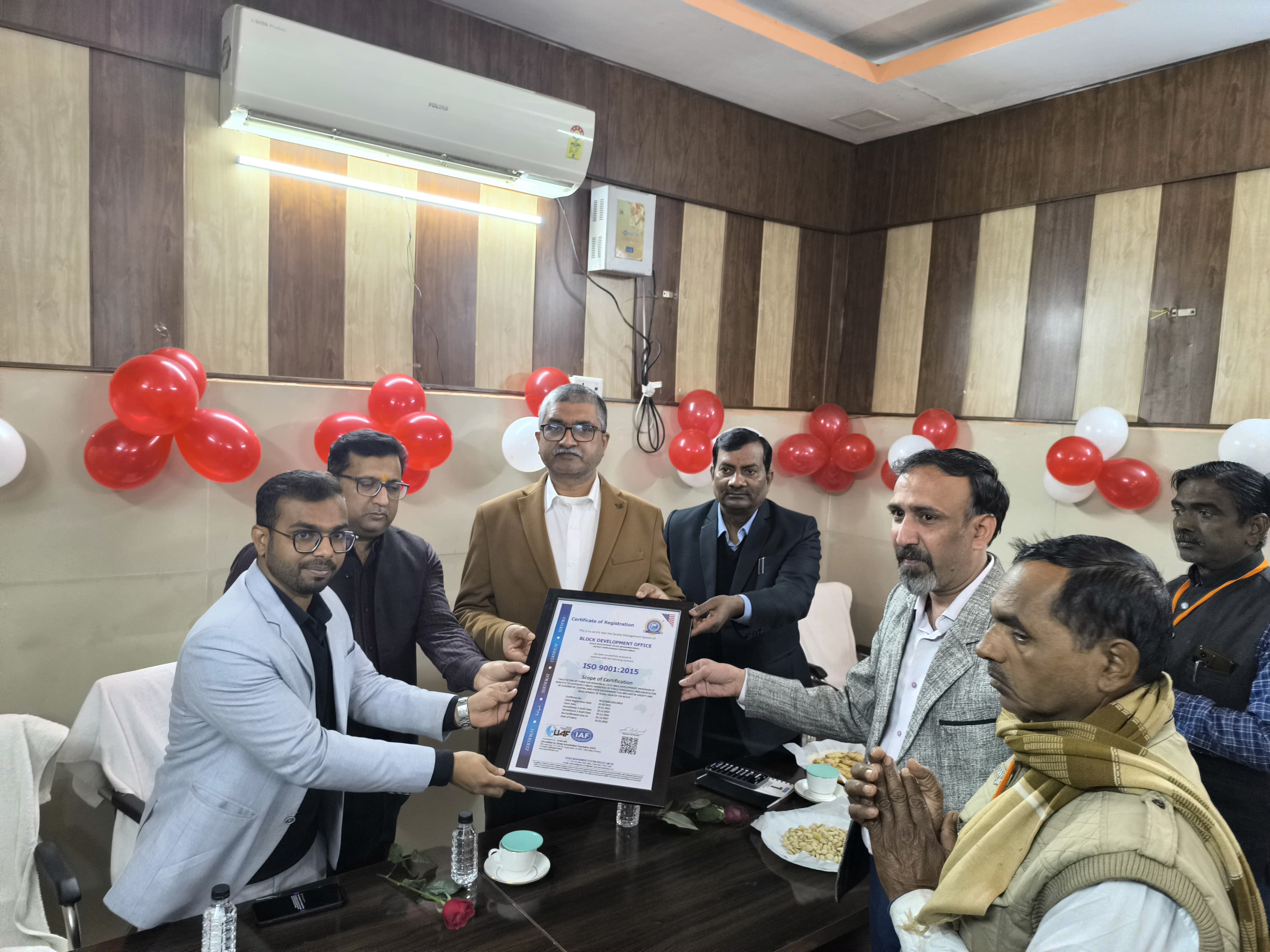 फर्रुखाबाद: विशिष्ट एवं उल्लेखनीय कार्य के लिये विकासखंड अधिकारी नितेशराज को मिला आईएसओ प्रमाण पत्र।