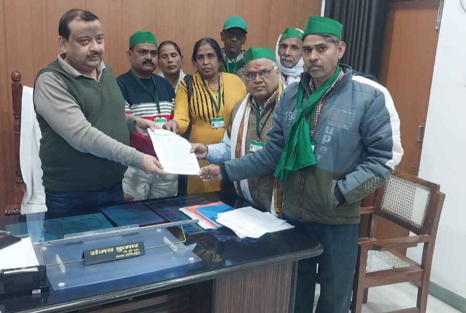 फर्रुखाबाद:भारतीय कृषक एसोसिएशन ने जनसमस्याओं को लेकर सात सूत्रीय ज्ञापन जिलाधिकारी को सौंपा।