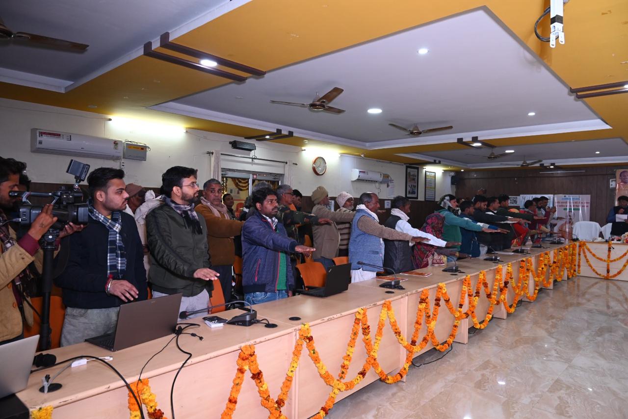 कासगंज: सभागार में स्वामित्व योजना के अन्तर्गत माननीय प्रधानमंत्री नरेन्द्र मोदी जी का उदबोधन एवं स्वामित्व कार्ड/घरौनी वितरण कार्यक्रम सम्पन्न हुआ।
