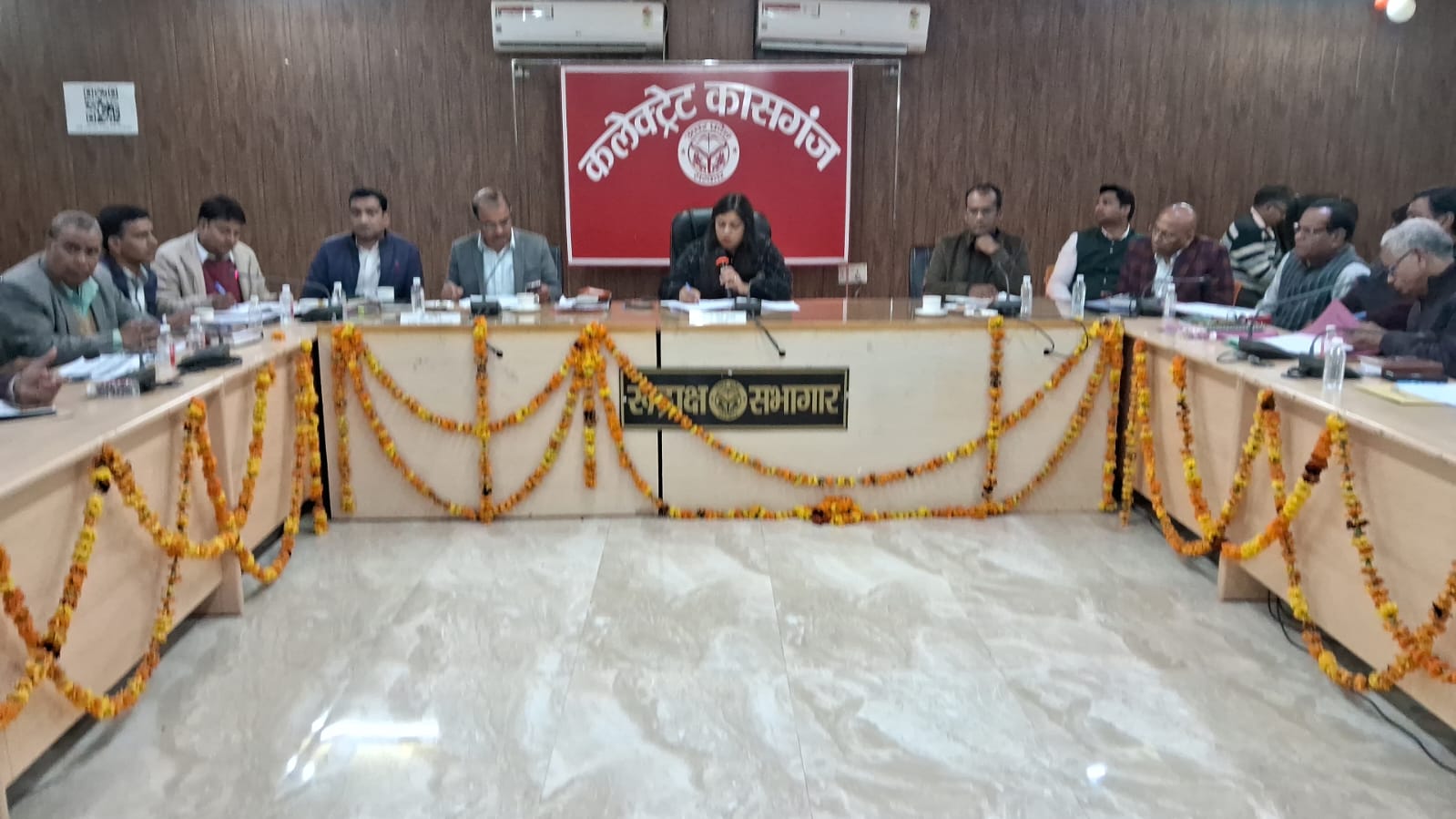 कासगंज जिलाधिकारी मेधा रूपम की अध्यक्षता में विकास कार्यों एवं सी0एम0 डैशबोर्ड पर प्रदर्शित ग्रेडिंग के आधार पर विभागवार लक्ष्य के सापेक्ष प्रगति की समीक्षा बैठक हुई ।