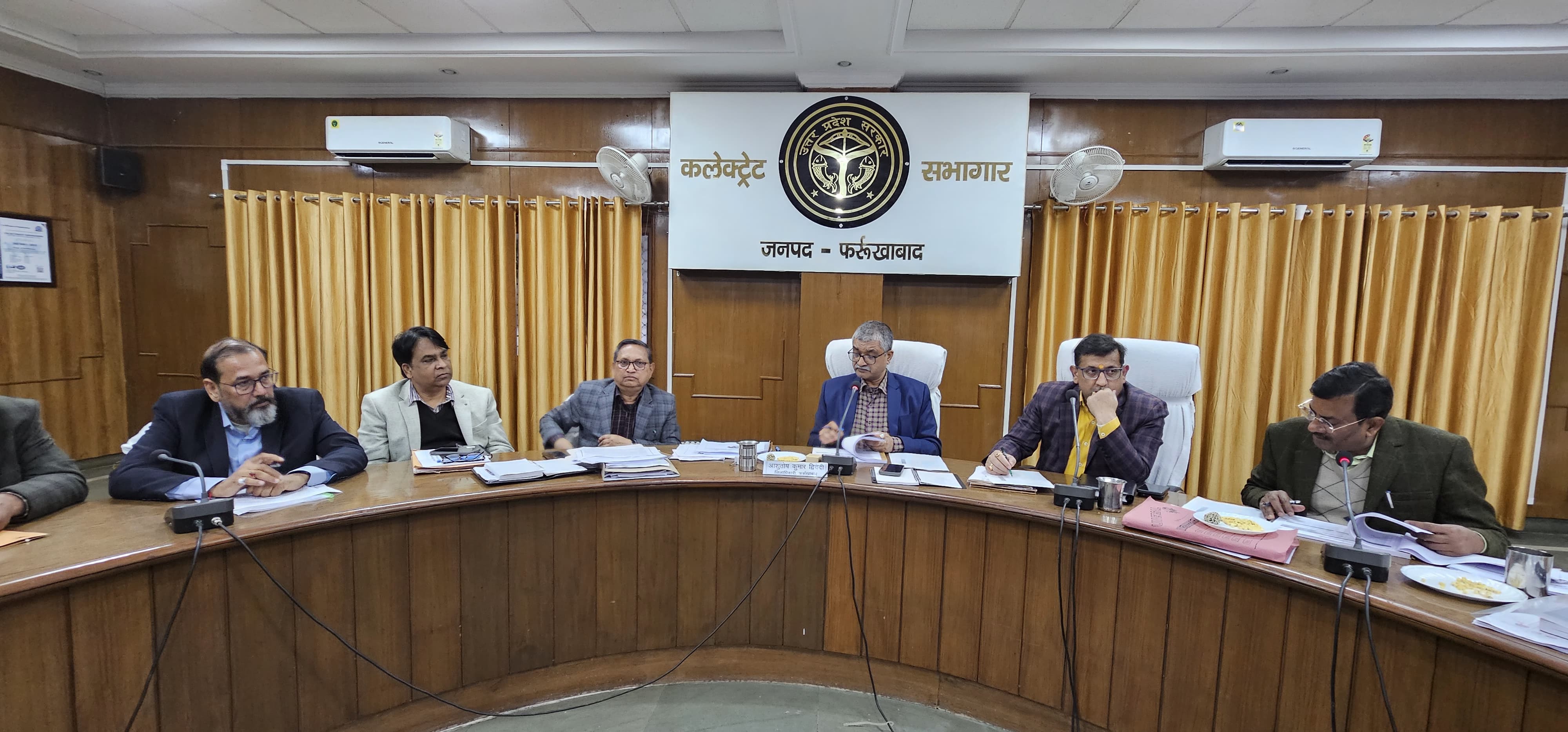 फर्रुखाबाद: जिलाधिकारी की अध्यक्षता में सीएम डैशबोर्ड की समीक्षा बैठक हुई, रैंक सुधारने के निर्देश दिये।