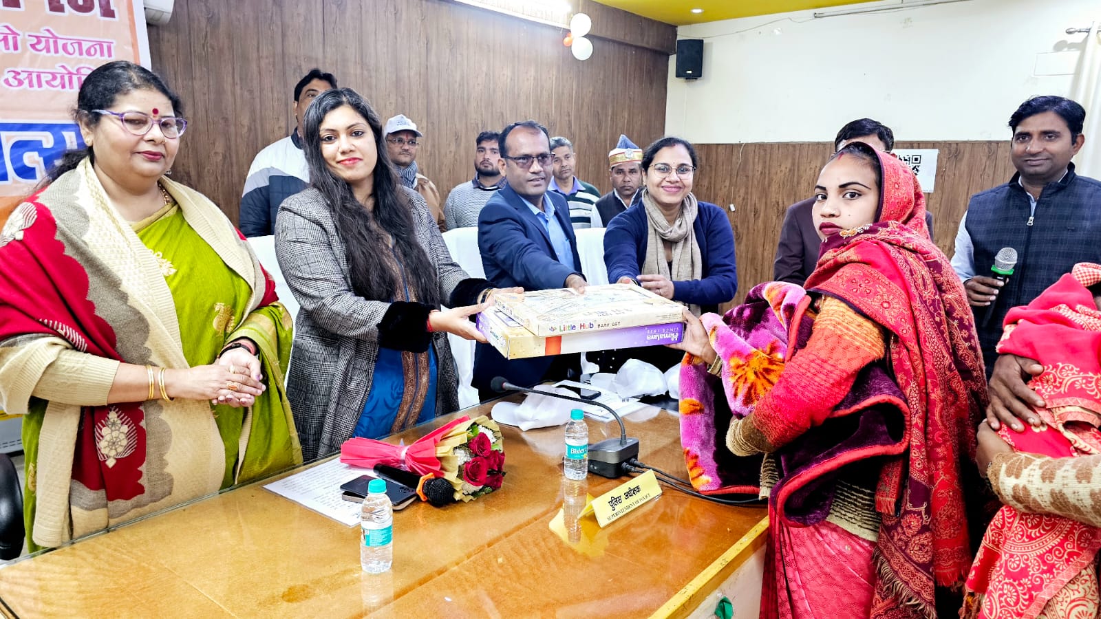 कासगंज : बेटी बचाओ बेटी पढ़ाओ योजना के अंतर्गत कन्या जन्मोत्सव का कार्यक्रम कलेक्ट्रेट सभागार में मा. राज्य महिला आयोग की सदस्य रेनू गौड़ एवं जिलाधिकारी मेधा रूपम ने किया।