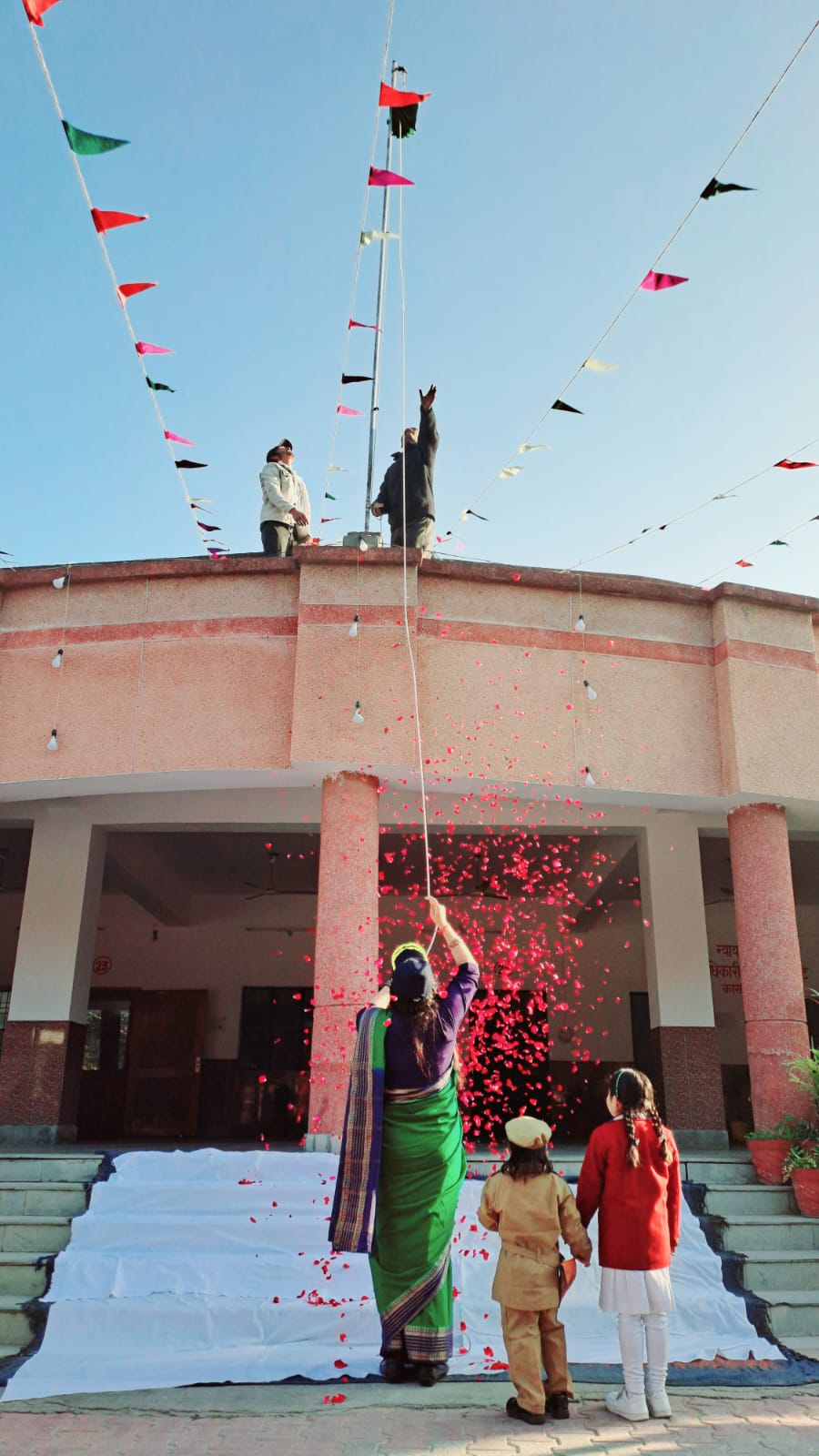 कासगंज जनपद में धूमधाम से मनाया गया 76वां गणतंत्र दिवस , जिलाधिकारी मेधा रूपम ने कलेक्ट्रेट में फहराया राष्ट्रीय ध्वज।