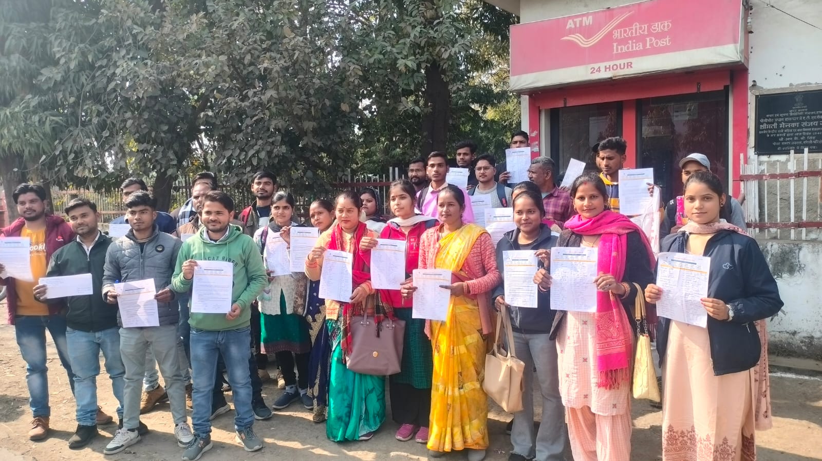 पीलीभीत:- ग्राम पंचायत सहायकों ने विभिन्न मांगों को लेकर विभिन्न विभागों को दिया ज्ञापन